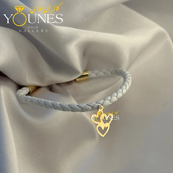 تصویر دوم دستبند چرم سه قلب طلا